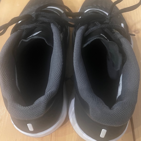 Black and white Nike Flywire athletic shoes. In great condition. - Picture 3 of 4